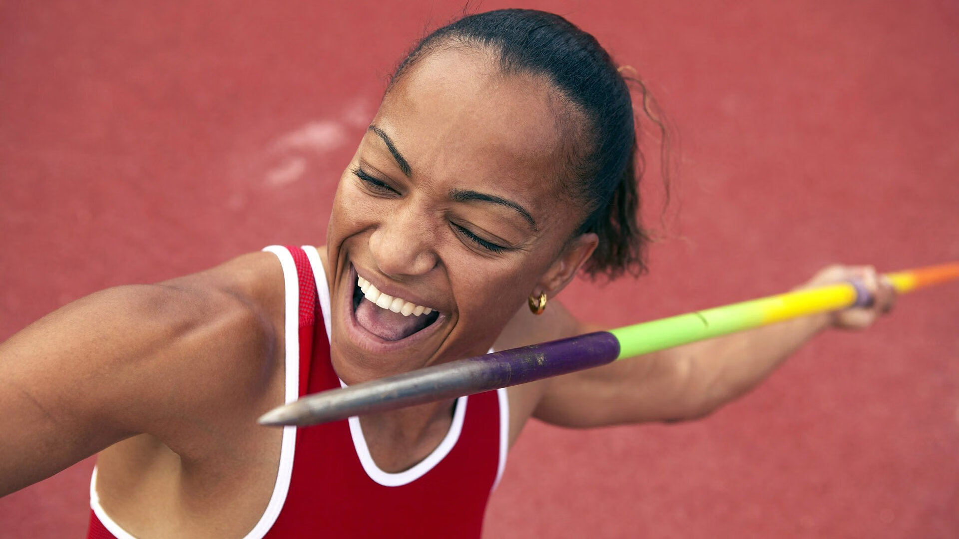 日本骑手铃木明在2024年亚洲马术锦标赛中与“风暴”马匹共同夺金，展现默契配合。