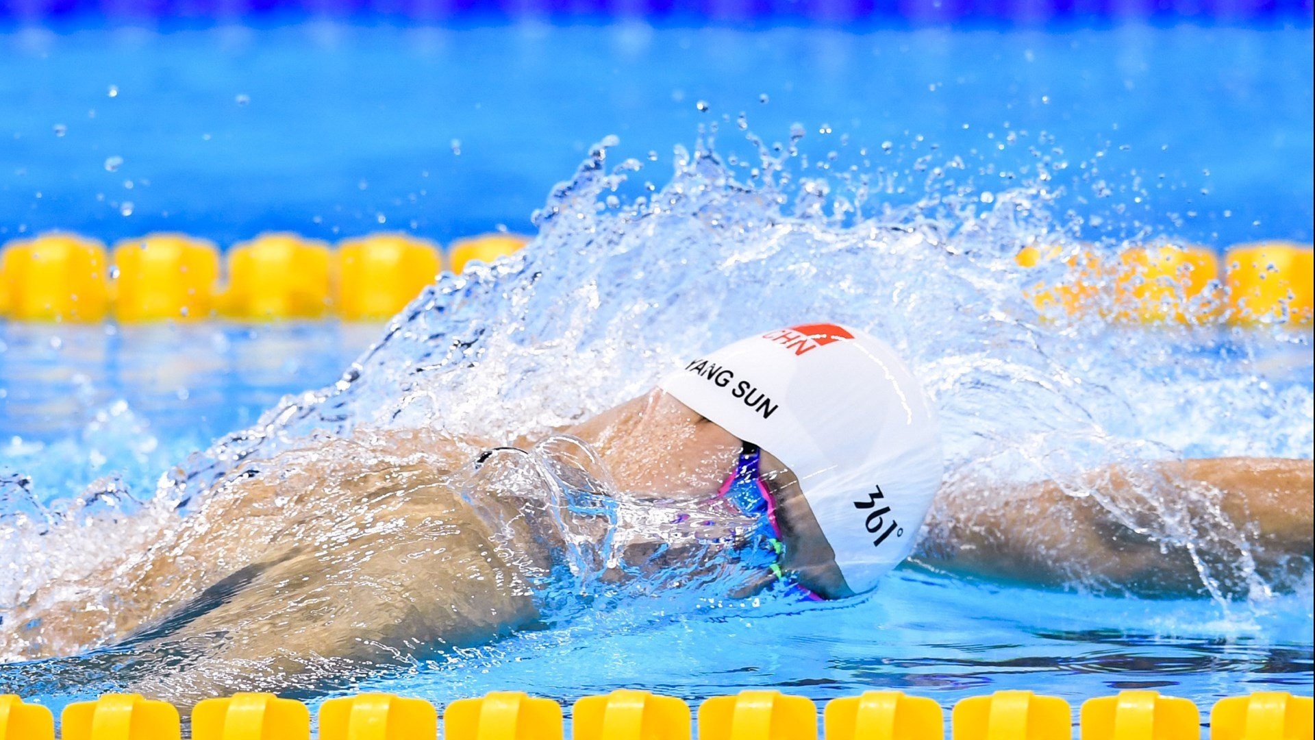 “简阳文体中心篮球赛：明星球员点燃观众激情”