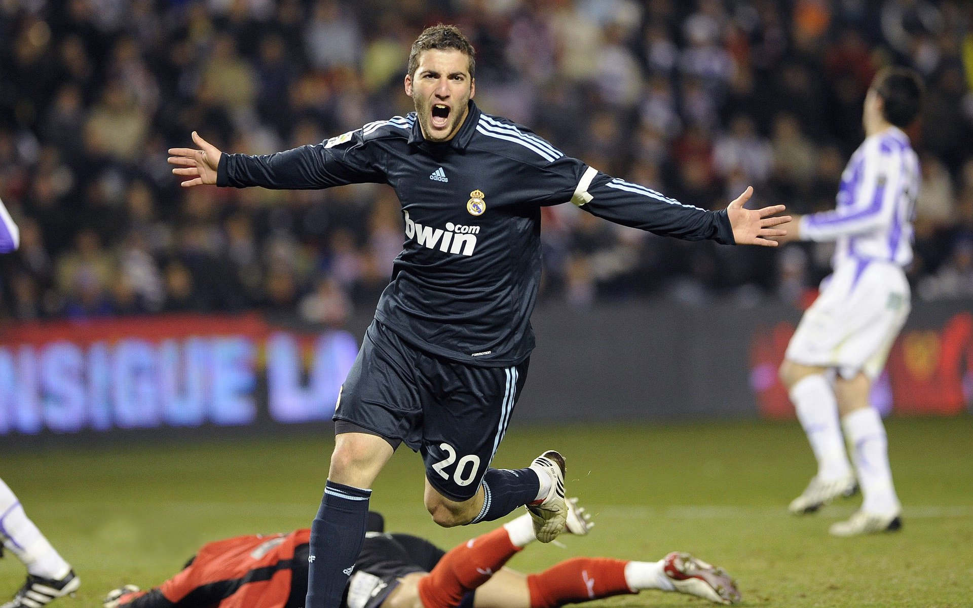 荷兰女足在预选赛中与德国队激战，荷兰女足比赛视频